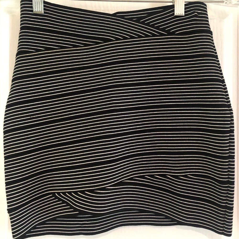 Classy Black & White BCBG Skirt GREAT condition!!!